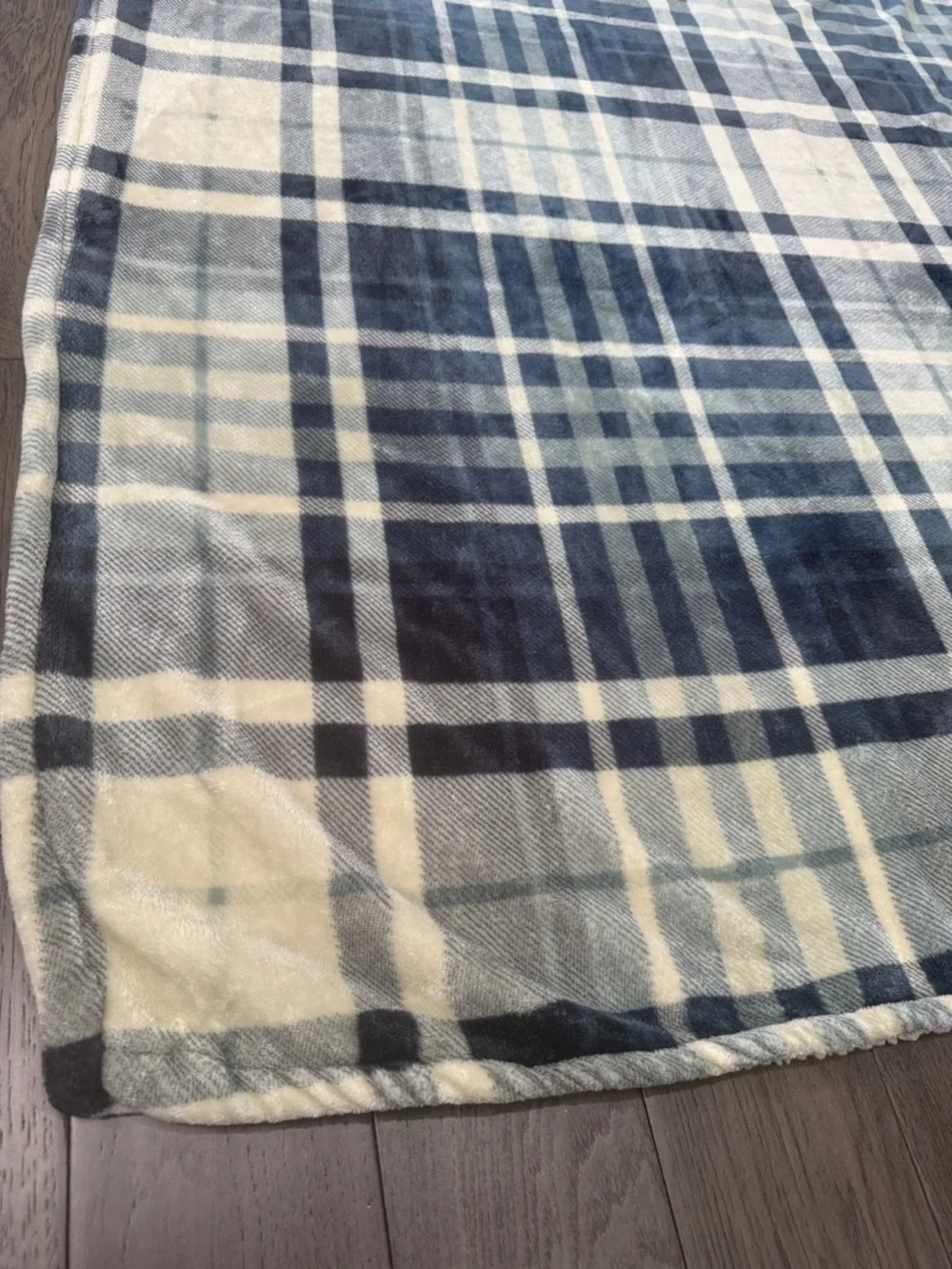 Sanctuary true luxury Cozy Blue Plaid Fleece Throw Blanket 57x45